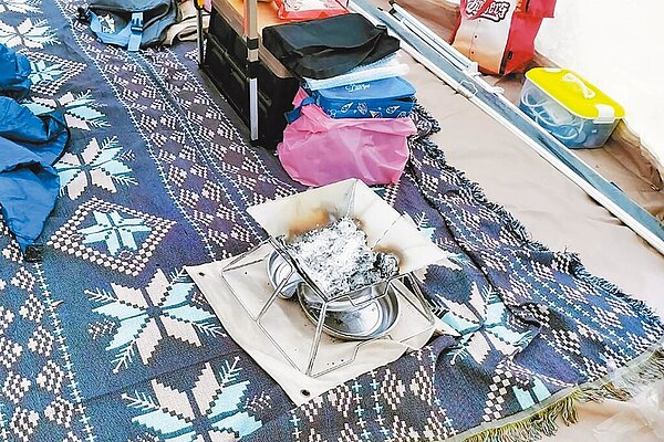 桃園市羅姓婦人帶雙胞胎女兒露營,將焚火台拿到帳篷內燒木炭取暖,造成一氧化碳中毒,1死2傷憾事。(新竹縣消防局提供/羅浚濱新竹傳真)