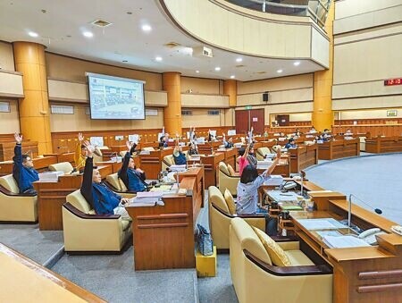 
基隆市議會27日審查市府明年總預算，藍綠議員對基市觀光及城市行銷處編列2300萬元的「基隆港景樂園」預算踴躍發言，最終以表決通過。（張志康攝）
