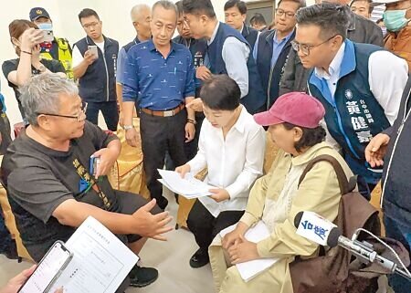 台中太平新坪生活公園社區受921地震重擊,列為全倒戶,卻延宕迄今還未重建,社區自救會27日向盧秀燕(前排座位右二)當面陳情。(馮惠宜攝)