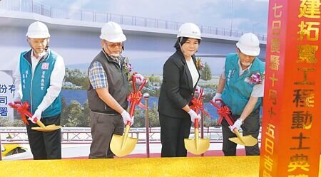 雲林縣政府改建元長鄉崙子大橋,總經費達10.21億元,27日動土典禮由縣長張麗善(左三)等人主持,縣府還與司法單位共同成立「採購廉政平台」,確保公共工程品質優化。(張朝欣攝)