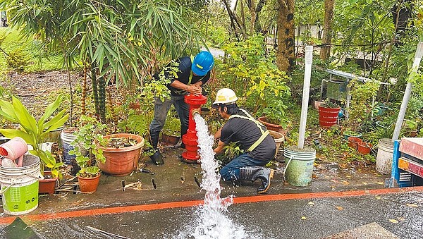 民進黨宜蘭縣議員林麗遭指控濫用職權、貪圖私人之便，將服務處對面的消防栓移除方便停車，國民黨籍議會議長張勝德為保障周邊居民安全，27日要求恢復消防栓。（吳佩蓉攝）