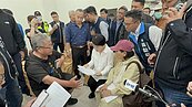 921受災戶突襲陳情　盧秀燕親接函