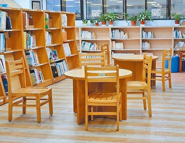 有家長帶小孩到北市圖書館部分分館內的兒童閱覽區，發現桌子太矮、椅子太高，小朋友閱讀時被迫彎腰駝背。（台北市議員張文潔研究室提供／蔡宗穎台北傳真）
