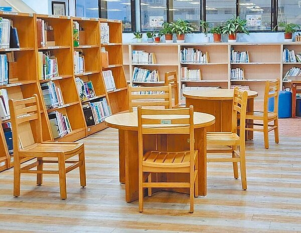 有家長帶小孩到北市圖書館部分分館內的兒童閱覽區,發現桌子太矮、椅子太高,小朋友閱讀時被迫彎腰駝背。(台北市議員張文潔研究室提供/蔡宗穎台北傳真)