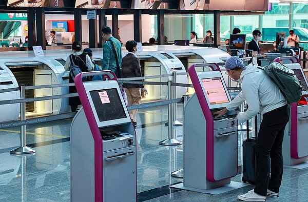 桃園機場在SKYTRAX機場評比中，從2019年13名跌落到今年的82名。圖為桃機二航廈出境大廳，旅客使用自助報到系統。記者黃仲明／攝影