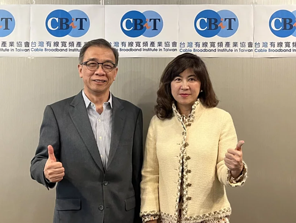 CBIT新舊任理事長交接,台數科董事長廖紫岑(右)由前任理事長凱擘董事長鄭俊卿(左)接下理事長的職務。CBIT/提供