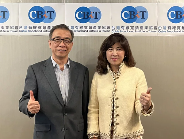 CBIT新舊任理事長交接，台數科董事長廖紫岑（右）由前任理事長凱擘董事長鄭俊卿（左）接下理事長的職務。CBIT／提供
