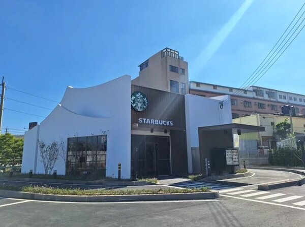 台灣星巴克旗下首家拿到「Greener Store（綠能永續）」認證的台中沙鹿北勢門市，將於28日開幕，外觀塗上淺色油漆，目的可節省能源。圖／記者何秀玲攝影
