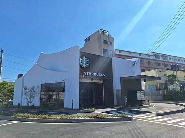 台灣星巴克旗下首家拿到「Greener Store(綠能永續)」認證的台中沙鹿北勢門市,將於28日開幕,外觀塗上淺色油漆,目的可節省能源。圖/記者何秀玲攝影
