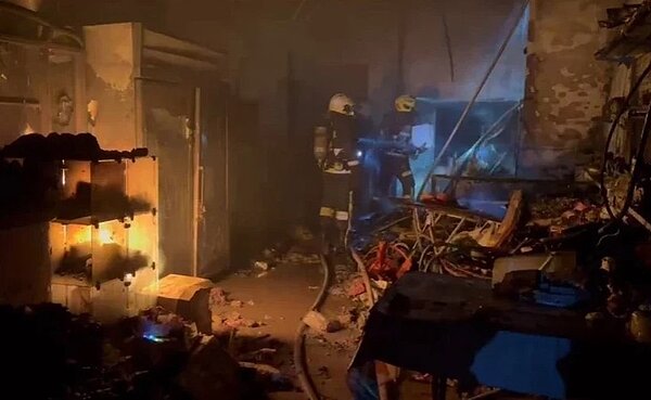 消防隊員破門搶救並協助傷者脫困，現場有5人失去生命跡象送醫。圖／苗栗縣消防局提供
