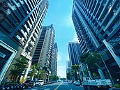 錢進房市抗通膨　工程師人手多屋成常態