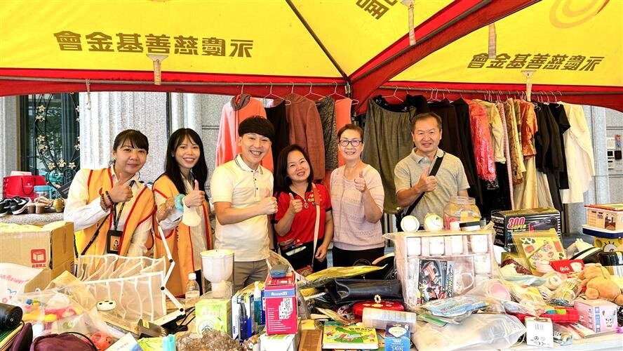 永慶房屋力挺歐洲村公益活動,攜手許任銘里長(左三)、社區住戶一起做公益,將愛心傳遞給需要的弱勢團體。圖/永慶房屋提供