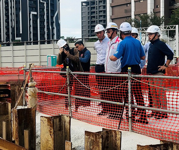 桃園市長張善政視察工地深開挖巡檢。圖/桃園市都發局提供