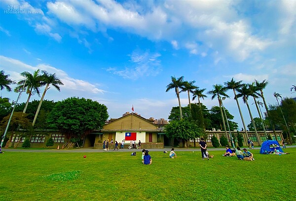 板橋435藝文特區司令台前的馬卡龍草原。這裡本來是「篤行新村」，前高雄市長韓國瑜和現任立委陳雪生都住過這個眷村。 楊欽亮 / 攝