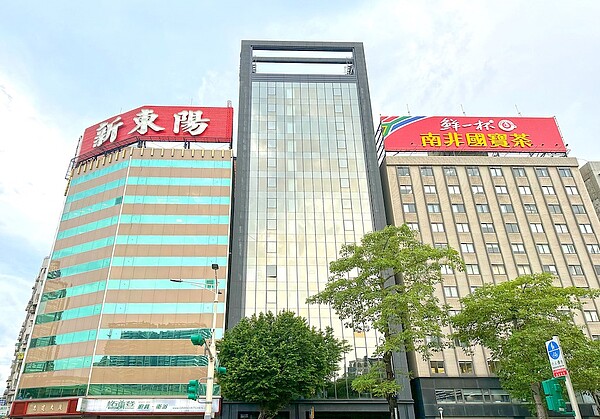 通膨的資金避風港 90萬坪完工落成前「整棟賣」 台北市忠孝東路三段全新整棟商辦大樓公開標售。圖/第一太平戴維斯提供