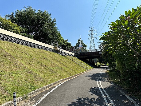 11月29日上午8時起至11月30日夜間8時止,雙溪河濱公園自行車道自建德橋開始往雨農橋段,將封閉進行路面銑鋪重鋪。圖/台北市工務局提供