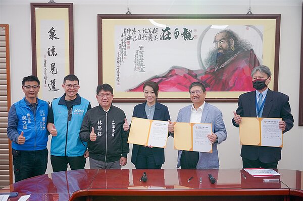 竹市攜手竹縣、園區公會簽署MOU 共推大新竹輕軌。圖／新竹市交通處提供