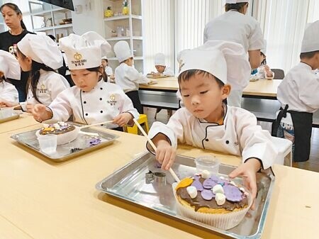 
新北市「聖瑪莉丹麥麵包莊園」從全台165家的觀光工廠脫穎而出，榮獲「2023優良觀光工廠」，設有親子烘焙教室，由烘焙老師帶著小朋友製作麵包和蛋糕，讓遊客享受親子時光。（本報資料照片）
