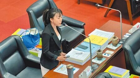 高市議員白喬茵28日在議會總質詢時指出,BLACKPINK、COLDPLAY在世運開唱都免收場租費,質疑法源依據何在。(柯宗緯攝)