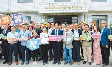 屏科大將閒置多年的「虎頭山彈藥庫」,在歷史遺跡空間活化的考量下,28日搖身一變成為「智慧農業創新微型園區」。(林和生攝)