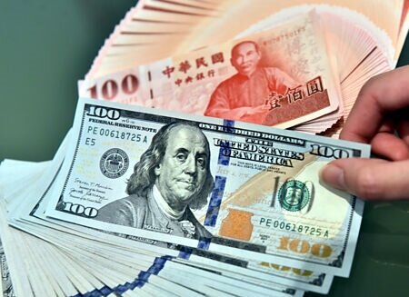 原本依據公式,新台幣與美元保單可能不升息,但保發中心昨日意外建議美元升3碼,最高拉到3%,讓壽險業者嘩然。圖∕本報資料照片