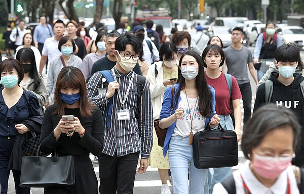 行政院主計總處昨(28)日公布今年最新經濟成長率預測,再次下調至1.42%。記者林俊良/攝影