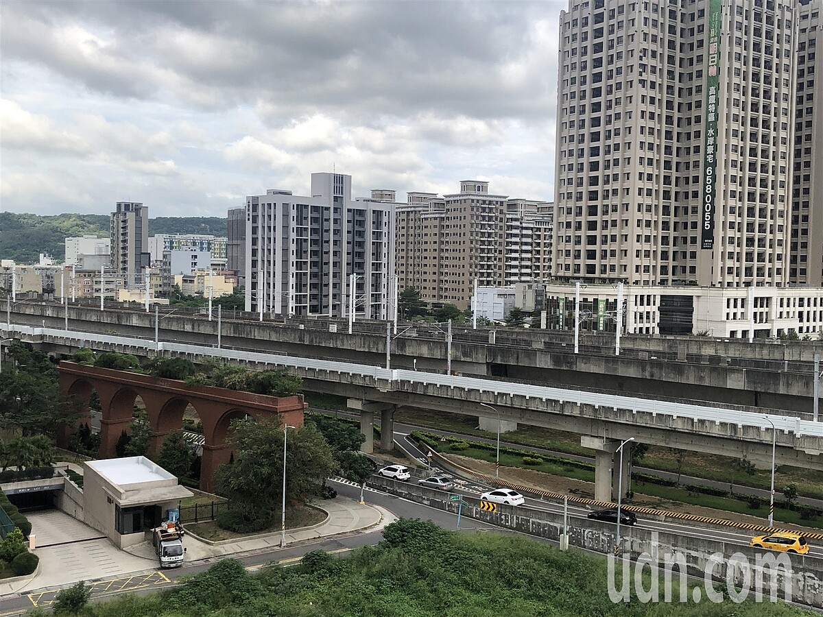 新竹縣竹北市因竹科剛性需求房價近年來翻倍飆漲,在竹北背房貸的莊媽媽認為,養房就養不起兒,延長房貸只是治標不治本,降低房價才是根本之道。記者黃羿馨/攝影