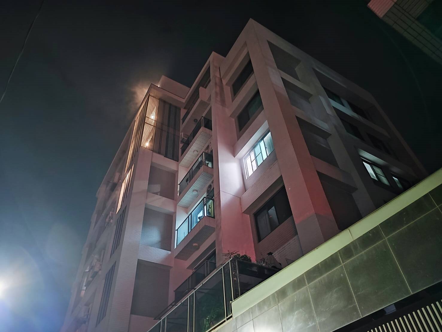 歸仁崙頂街一間公寓晚間發生火警,疑似電動獨輪車起火釀成此次意外。記者李文德/攝影