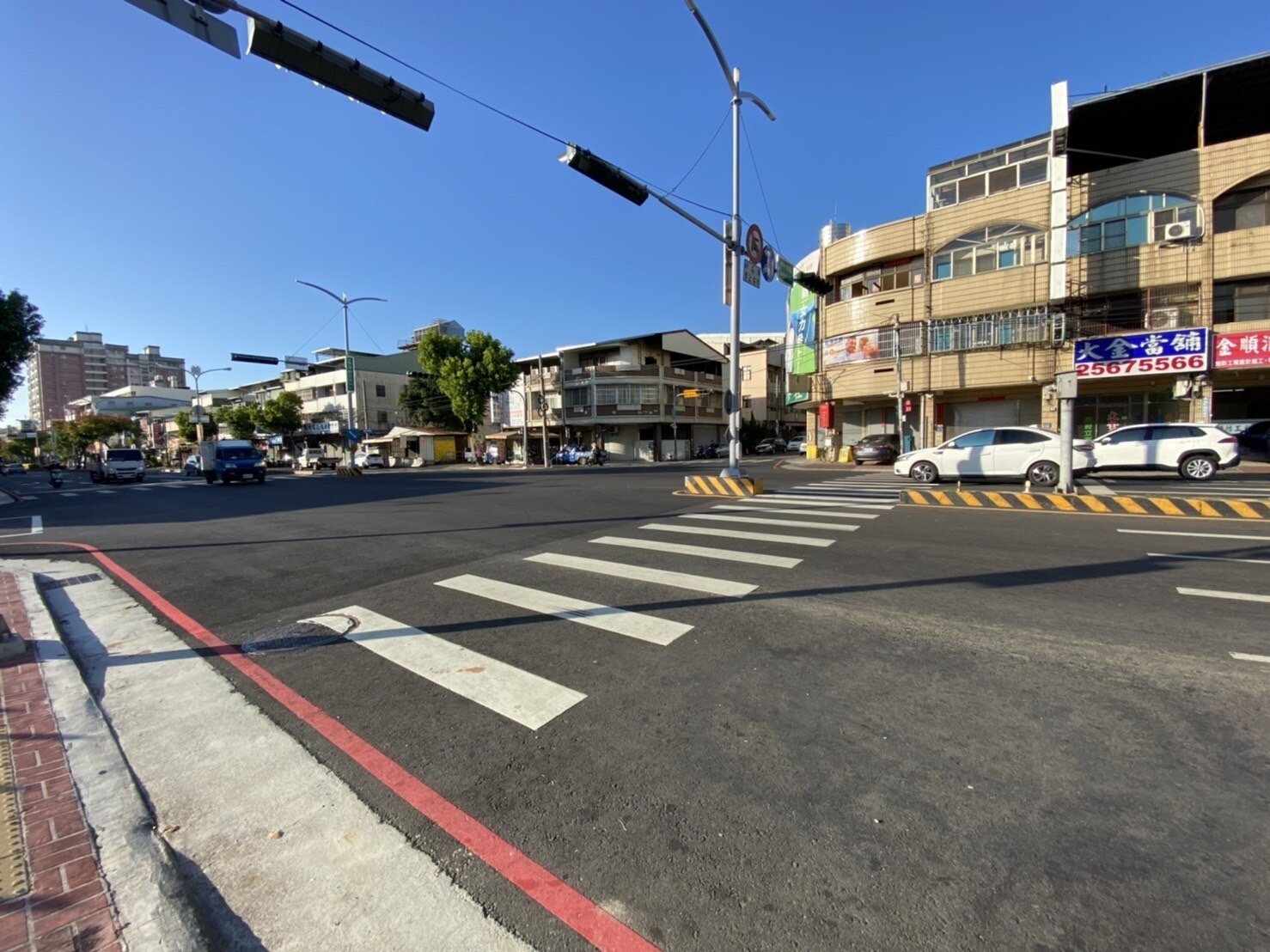 台中市改善行人安全,大雅區雅潭路路面、人行空間改善工程昨完工,縮減車道寬度並設置行人庇護島。記者林佩均/攝影