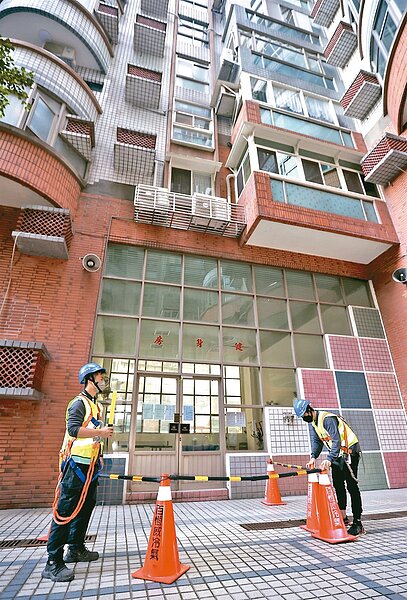 大樓公安危機 新北市板橋區七月發生冷氣機從高空墜落砸死女大生,新北、桃園市府先後修訂施工指引並納入地面防護,但無罰則及強制力,期盼中央統一立法規範。記者林俊良/攝影