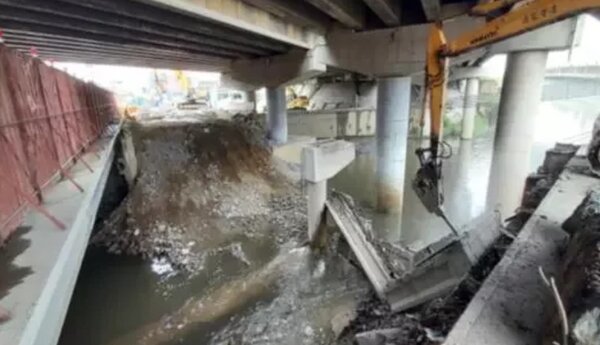 台南市三爺溪萬代橋工程已打開瓶頸段，增加通水斷面積約65.4％，預計明年完工。圖／台南市府提供
