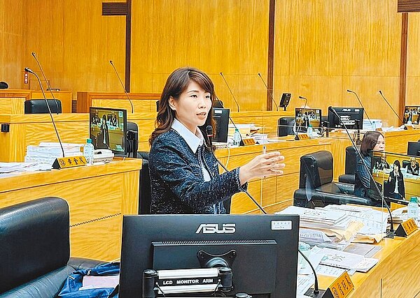 行政院副院長鄭文燦日前到嘉義縣助講口誤,指「水上、民雄也要鐵路高架」,28日遭國民黨海區立委參選人、縣議員詹琬蓁批評是詐騙、騙選票。圖/詹琬蓁競選團隊提供