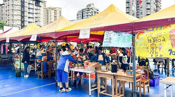永慶房屋連續四年參加信義國中校慶,贊助活動帳篷,讓學生規劃多樣性的趣味活動。圖/永慶房屋提供