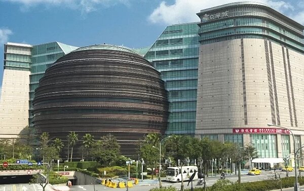 京華城舊照,目前已經拆除並建構全新的智能且具有國際綠色標準的頂級商辦。 圖/威京集團提供