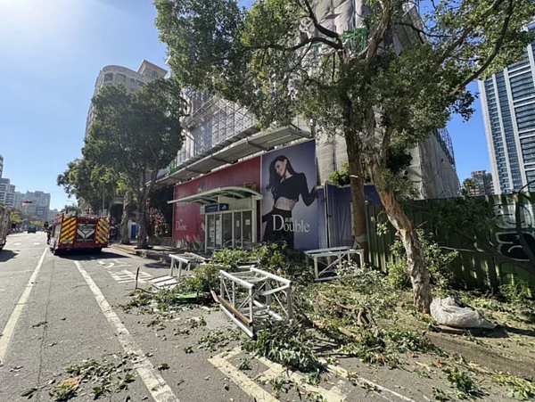 新北市林口區一處住商建案工地水平吊臂斷裂掉落，所幸僅操作員一人眼角撕裂傷送醫無生命危險。記者曾伯愷／翻攝