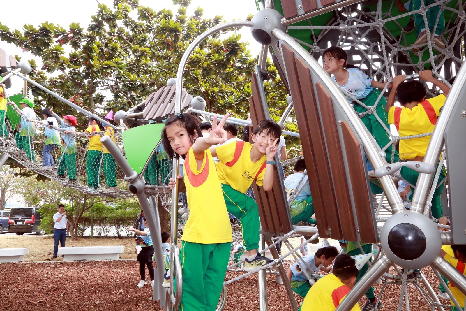 遊戲場有3座以大雨豆樹為主題的樹屋搭配溜滑梯。圖／台南市政府提供