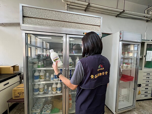 台中市食品藥物安全處執行「112年度乳品加工食品業稽查專案」，稽查轄內6家乳品製造業者的環境、人員衛生等。圖／台中市政府提供