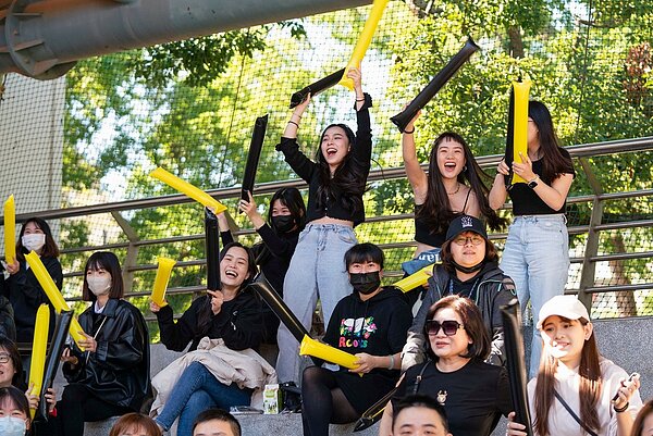 沒有參賽的同仁也會自製道具在場邊加油,展現滿滿永慶活力。圖/永慶房屋提供