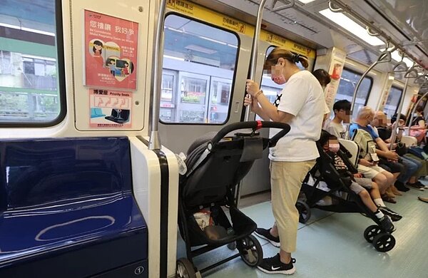 台灣的大眾運輸規定設置博愛座，近幾年來屢發生爭位糾紛。圖為捷運上博愛座空著，但多數人不敢坐。圖／聯合報系資料照
