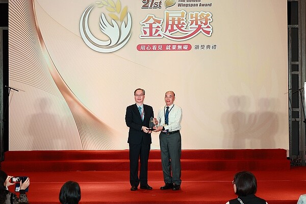 台中捷運公司榮獲金展獎,董事長顏邦傑(右)代表受獎。圖/台中市政府提供
