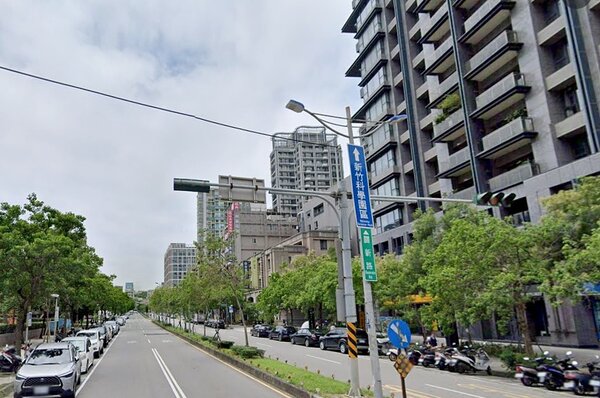 黎采靖表示，近期在新竹市東區精華區域有成交一間1房產品，屬於住商混合大樓，最後成交單價有90多萬元。圖／google map