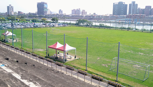 百齡右岸河濱公園自行車道因施工封路。圖／翻攝自Google maps