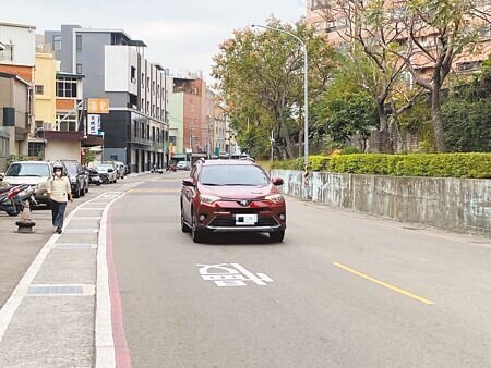 新竹市鐵道路2段長期被當地居民稱為「行人地獄」路段,立委鄭正鈐成功爭取該地撥用予市府,近期將展開人行道改善工程。(陳育賢攝)