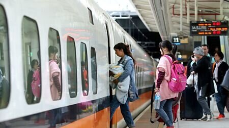 民眾用心觀察,疫情解封後的報復性出遊人潮衝高高鐵運量,也推升高鐵的股價,或許能從中布局並創造獲利。圖∕本報資料照片