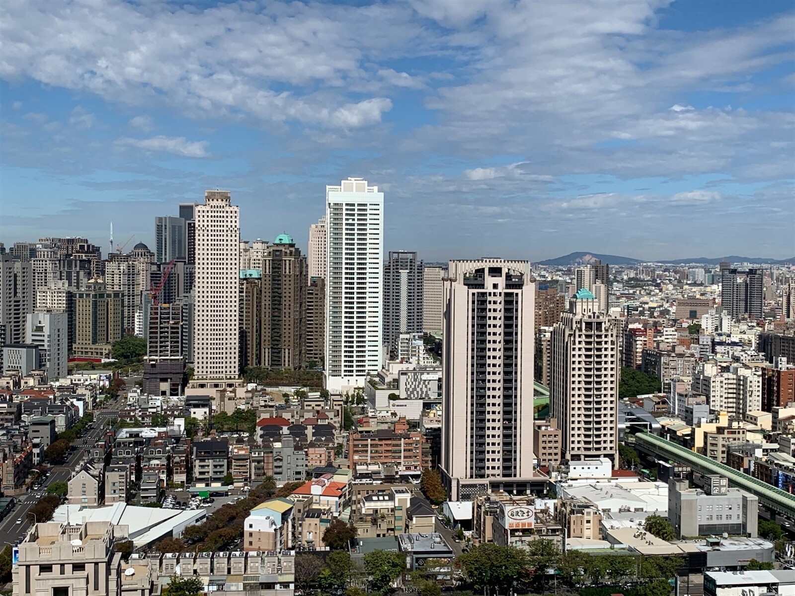 台中市第4季房市爆大量！前11個月累計推案逾4,610億元創歷史新高。記者宋健生/攝影 