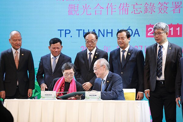 台灣觀光協會長葉菊蘭與越南旅遊協會主席武世平(Vu The Binh)共同簽署合作備忘。圖/觀光署提供