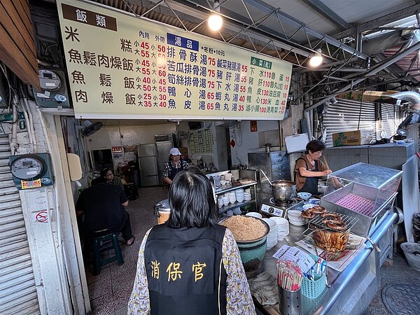 台南市消保官稽查米糕跟當歸鴨價格。圖/台南市政府提供