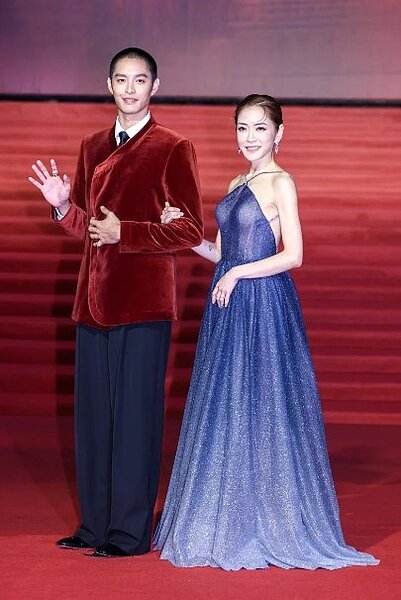 曹佑寧(左)和楊千霈搭檔撐起今馬60的星光大道主持人工作。圖/聯合資料照片