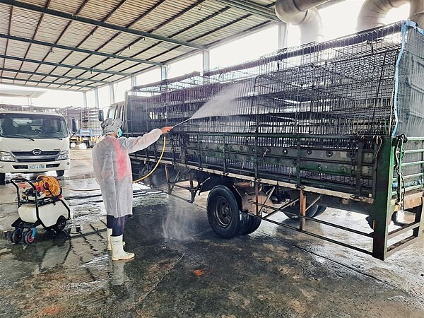 禽流感疫情蠢動，防檢署呼籲，國內養禽業者務必提高警覺嚴加防範。消毒示意圖。圖 / 防檢署提供
