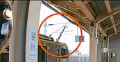 民宅電車線旁吊掛作業　列車驚停駛
